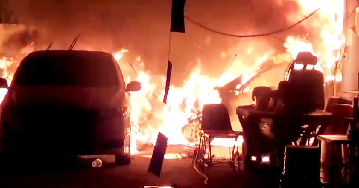 ระทึก! ไฟไหม้เต็นท์รถมือสอง เมืองชลบุรี เผาวอด 5 คัน บาดเจ็บ 2 ราย