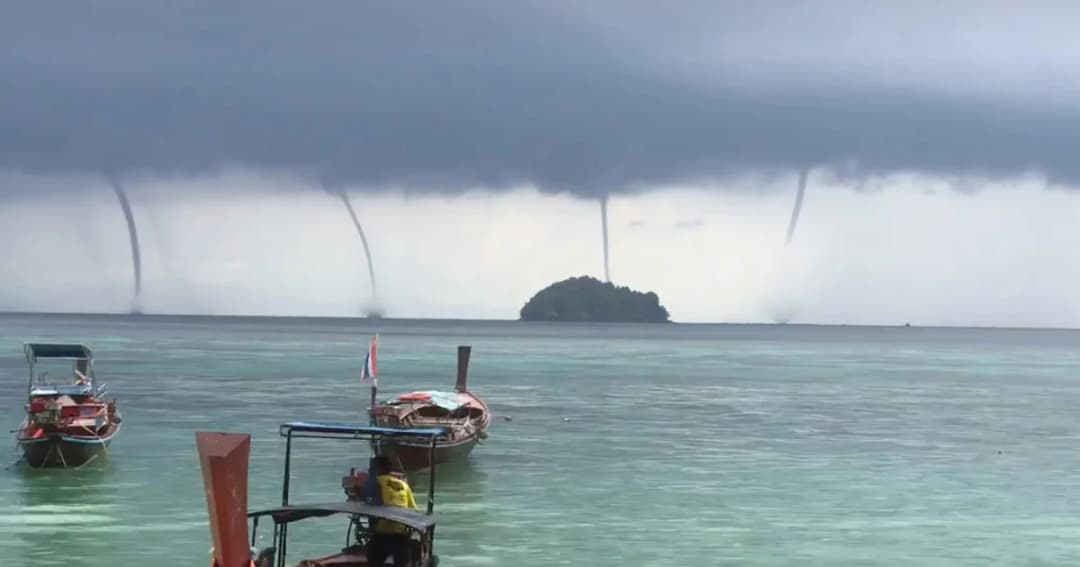 นักท่องเที่ยวแตกตื่น!! เกิดพายุงวงช้าง 4 ลูก กลางทะเลอันดามัน