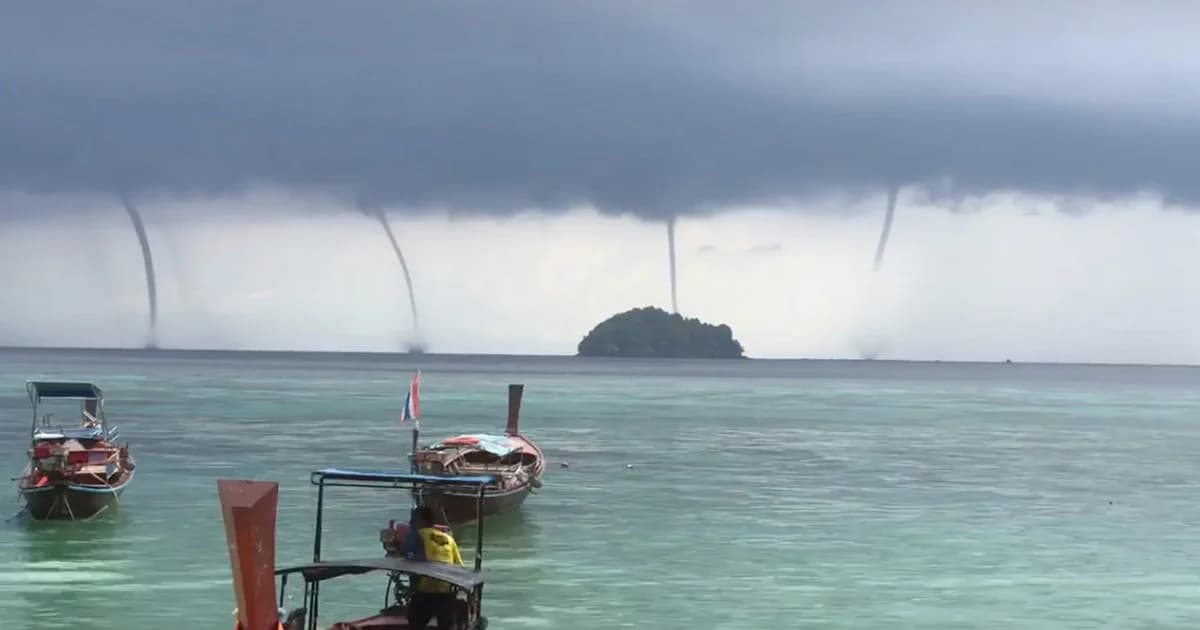 นักท่องเที่ยวแตกตื่น!! เกิดพายุงวงช้าง 4 ลูก กลางทะเลอันดามัน