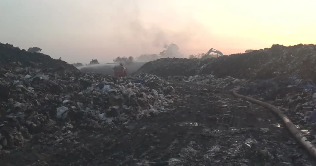 เร่งดับ! ไฟไหม้บ่อขยะด่านช้าง ควันพิษคลุ้งทั่ว กระทบชาวบ้าน 6 พันคน