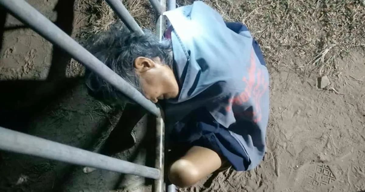 กู้ภัยโคราชเร่งช่วยกลางดึก! สาวใหญ่สะดุดล้ม หัวติดประตูเหล็กนาน 9 ชม.