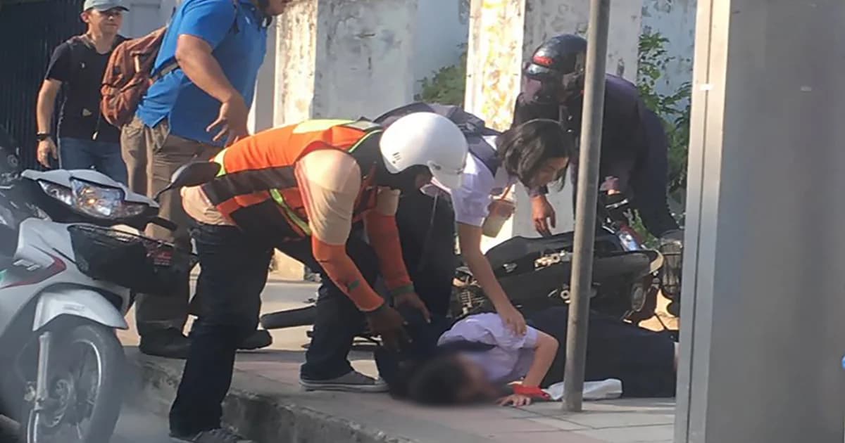 โซเชียลจวกยับ! จยย.ฝ่าฝืนขับขี่บนทางเท้า ชน นร.หญิง บาดเจ็บ