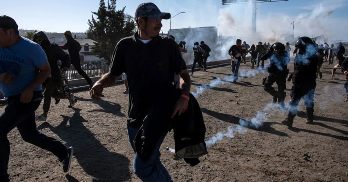 จนท. สหรัฐฯ ยิงแก๊สน้ำตา สกัดกั้นผู้อพยพ