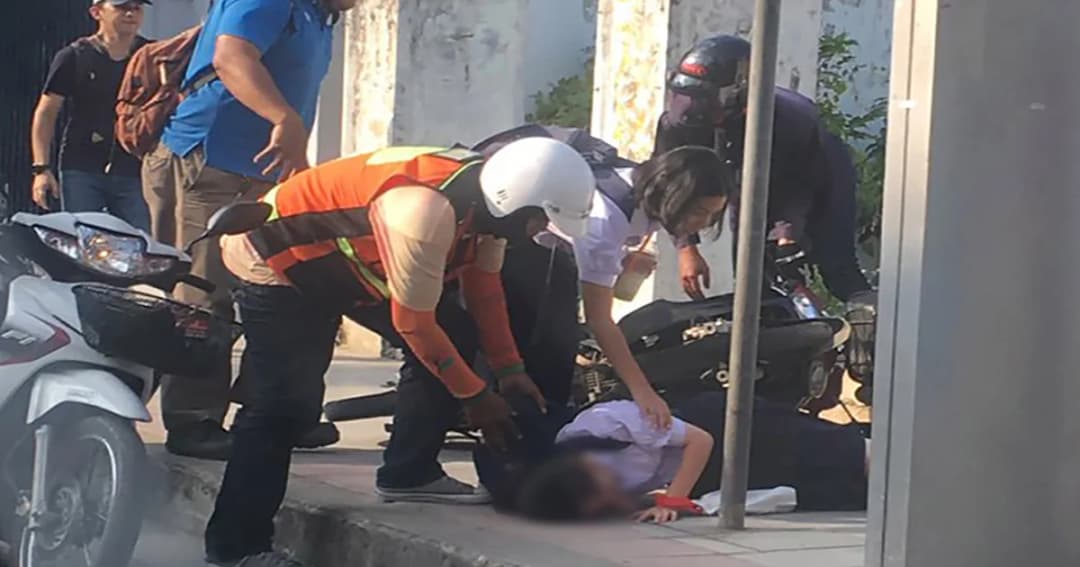 ตร.แจ้ง 2 ข้อหามอเตอร์ไซค์ขับรถชนนักเรียนบนทางเท้า ย่านลาดพร้าว