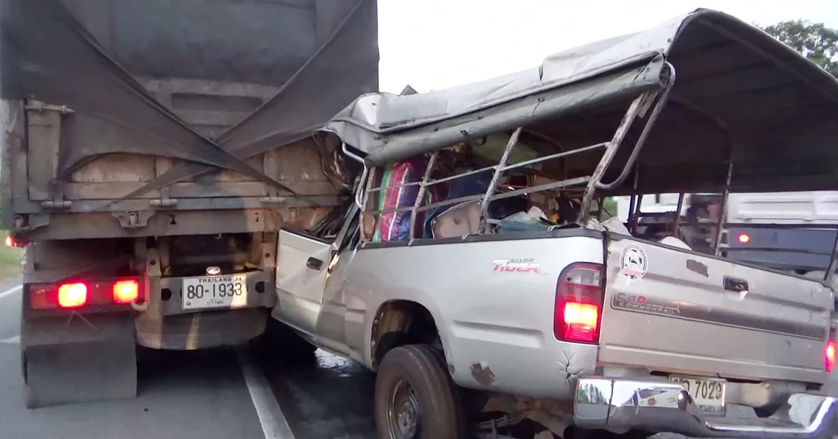 ชนสยอง! หนุ่มขับกระบะวูบ เสียหลักเสยท้ายสิบล้อ พ่อ-อา ดับสลด เจ็บอีก 3 ราย