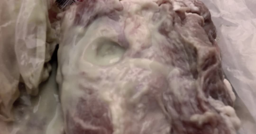 หวั่นโรคระบาด! พบเนื้อหมูมีหนอง หลังซื้อจากห้างค้าปลีกตราด