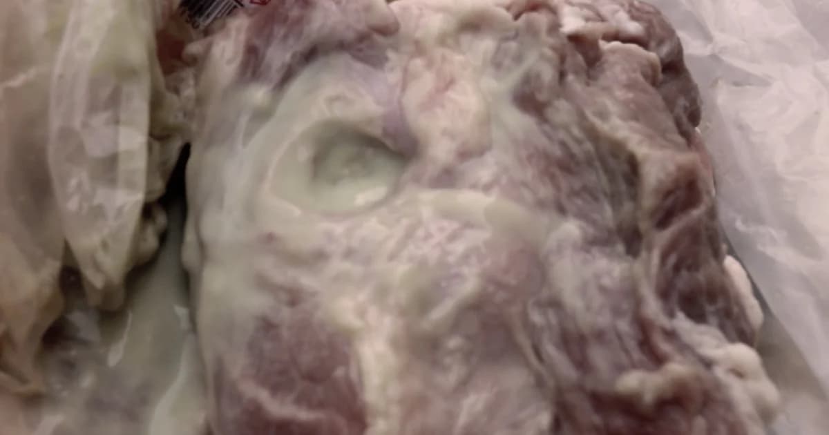 หวั่นโรคระบาด! พบเนื้อหมูมีหนอง หลังซื้อจากห้างค้าปลีกตราด