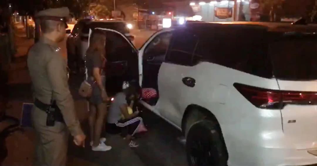 2 ผัวเมีย จอดรถข้างทางลืมล็อกประตู ถูกมือดีฉกเงินหาย 1.3 ล้าน