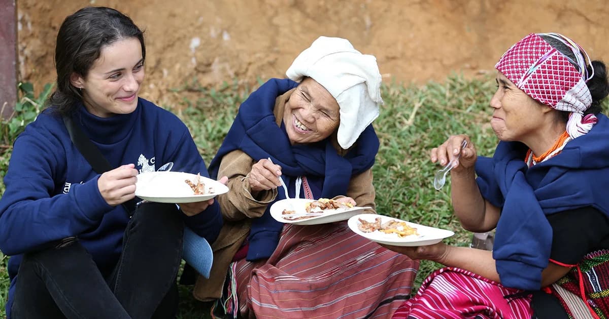 เครือข่ายนักศึกษาไทย-ต่างชาติ ออกค่ายสิงห์อาสาไปกอดน้อง จ.เชียงราย