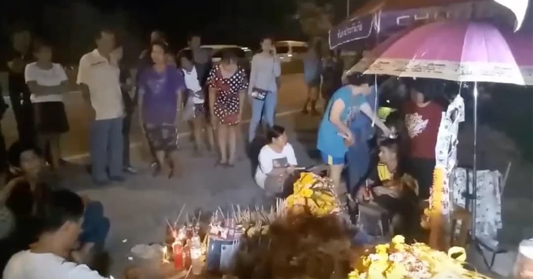 นักเสี่ยงโชคยังเเห่ขอเลข เชื่อ “เจ้าพ่อกาโม่” ยังอยู่ แม้เป็นเจ้าไร้ศาลหลังถูกรื้อ