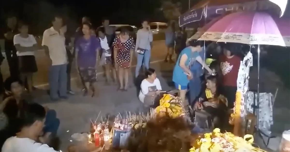 นักเสี่ยงโชคยังเเห่ขอเลข เชื่อ “เจ้าพ่อกาโม่” ยังอยู่ แม้เป็นเจ้าไร้ศาลหลังถูกรื้อ