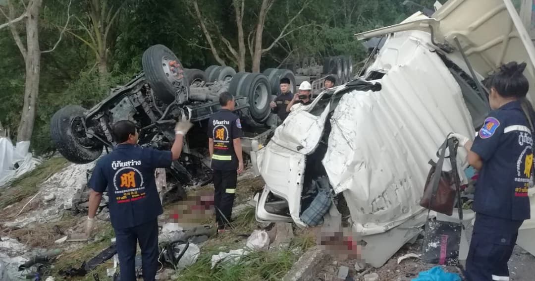 ระทึก! พ่วง 18 ล้อ เบรกแตก พุ่งลงเขาชนพ่วง 18 ล้อ เข้าอย่างจัง ดับสยอง 2 ศพ