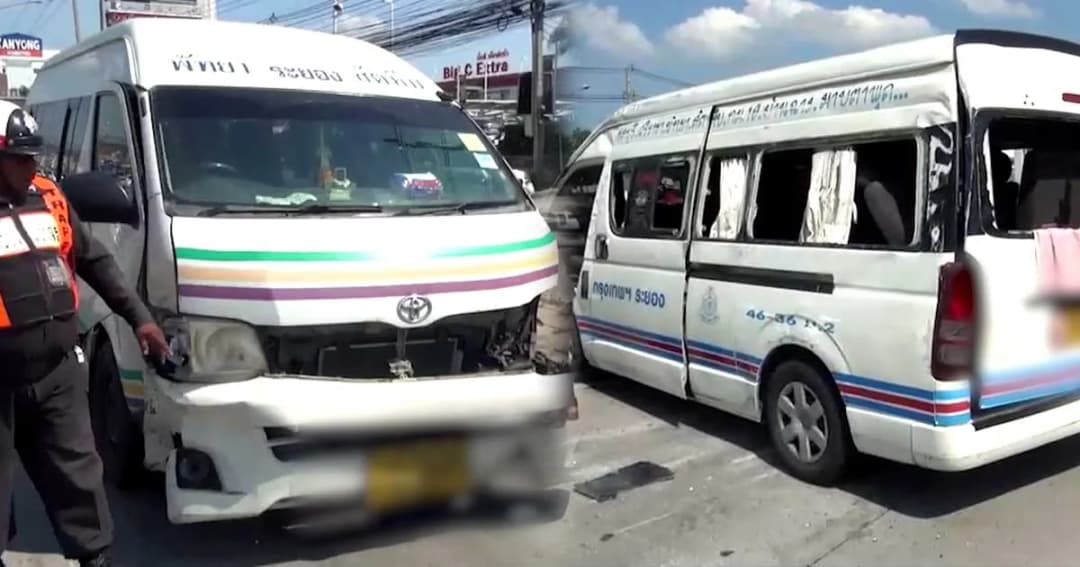 รถตู้โดยสารซิ่งแข่งกัน เสียหลักชนกวาด 6 คันรวด เจ็บนับ 10