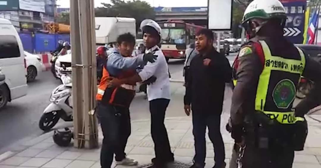 ส่งฟ้องวิน จยย.หัวร้อนใช้มีดคัตเตอร์ขู่ทำร้ายเทศกิจห้ามขึ้นทางเท้า   