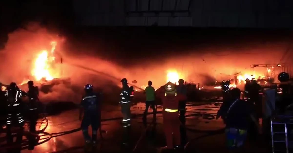 ระทึก! ไฟไหม้โรงงานรีไซเคิลขยะ ย่านลาดกระบัง วอดกว่า 20 ล้าน