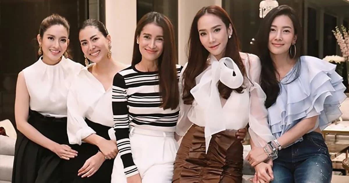 4 นางเอกซุปตาร์ตัวแม่ รวมตัวเซอร์ไพรส์วันเกิด “อั้ม พัชราภา” ต้อนรับวัย 40 ยังแจ๋ว !