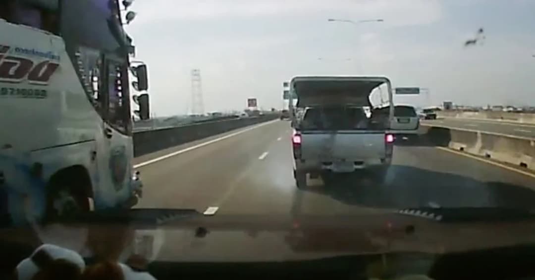 ปิ๊กอัพเบรกกระทันหันบนทางด่วน ทำรถตามหลังชนกันระนาว