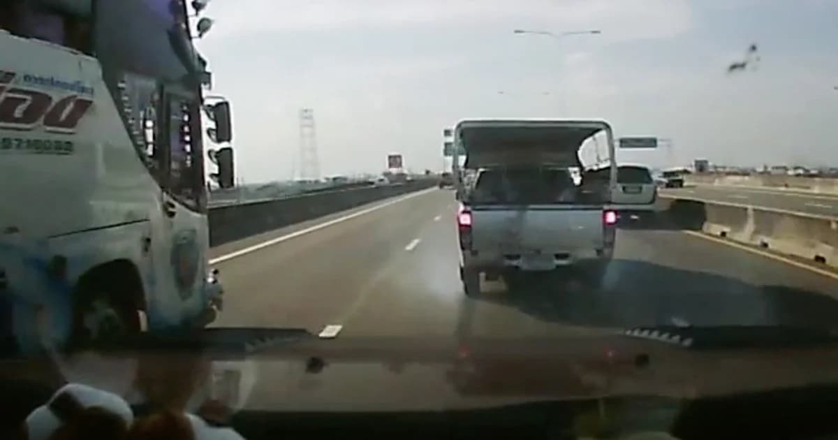 ปิ๊กอัพเบรกกระทันหันบนทางด่วน ทำรถตามหลังชนกันระนาว