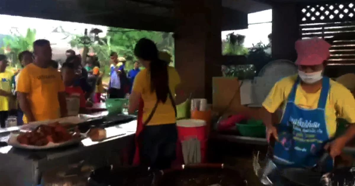 แม่ค้าข้าวแกงเมืองคอน -ไก่ทอดหาดใหญ่ พร้อมใจให้ลูกค้ากินฟรี ‘ทำความดีถวาย พ่อหลวง ร.9’