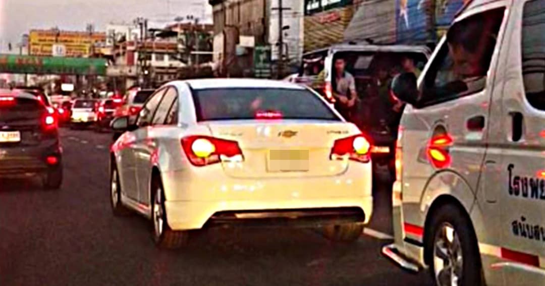 เเห่เเชร์คลิป เก๋งไม่ยอมหลีกทางให้รถพยาบาล ที่ต้องรีบนำผู้ป่วยไปผ่าตัดหัวใจ