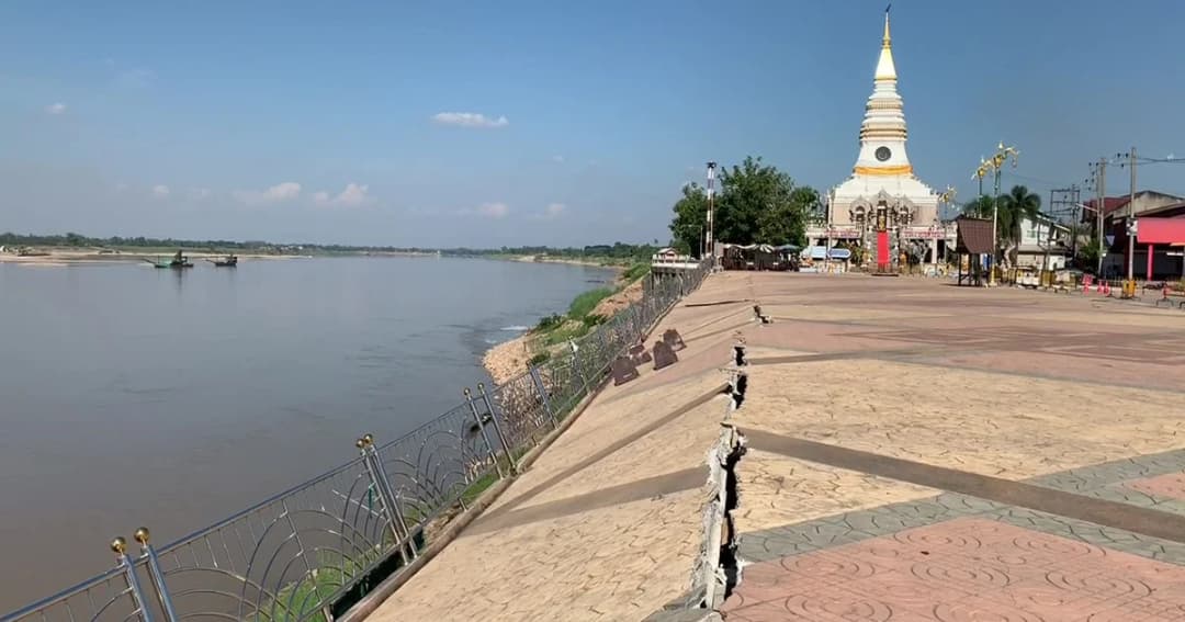 พื้นลานวัฒนธรรมริมโขงที่ใช้งบสร้าง 23 ล้าน  ทรุดหนักใกล้จมน้ำ