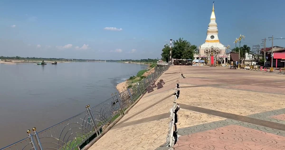 พื้นลานวัฒนธรรมริมโขงที่ใช้งบสร้าง 23 ล้าน ทรุดหนักใกล้จมน้ำ
