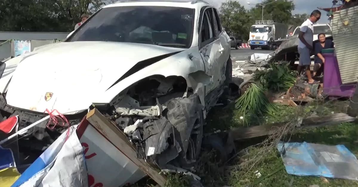 รถ 5 คันชนกันยับพุ่งเข้าร้าน คนกินก๋วยเตี๋ยวโดนลูกหลง