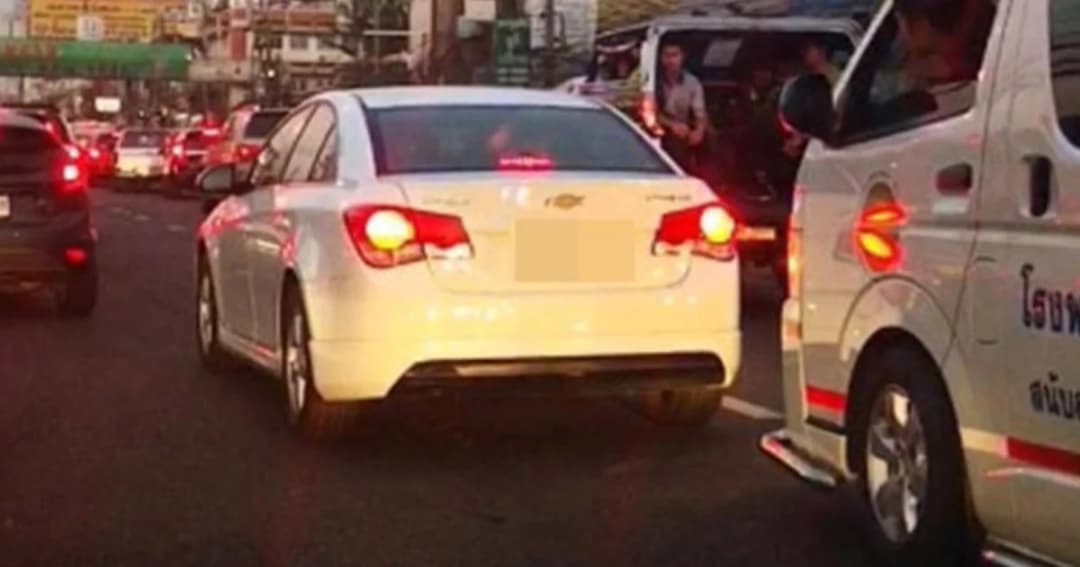 ออกหมายเรียกเจ้าของรถเก๋งขวางรถพยาบาล คู่กรณีวัย 70 เข้าเยี่ยมผู้ป่วยโรคหัวใจที่รพ.