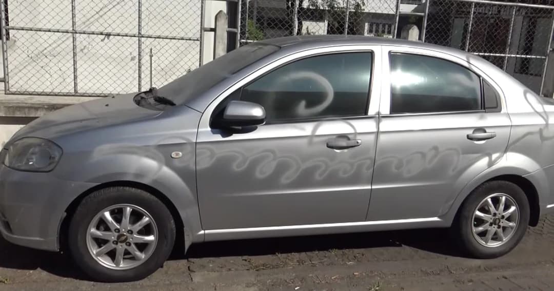 อาละวาดหนัก! แก๊งพ่นสีรถป่วนเมืองเชียงใหม่ จอดริมถนนถูกพ่นเสียหายหลายคัน