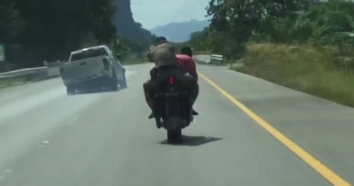 ล่าระทึก! ราวกับในหนัง ตร.ซิ่งบิ๊กไบค์พลเมืองดี ยิงสกัดกระบะคลั่งแหกด่านชนแล้วหนี