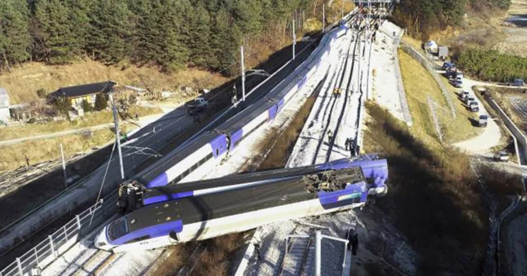 รถไฟความเร็วสูงของเกาหลีใต้ตกราง เบื้องต้นพบผู้บาดเจ็บ 14 ราย