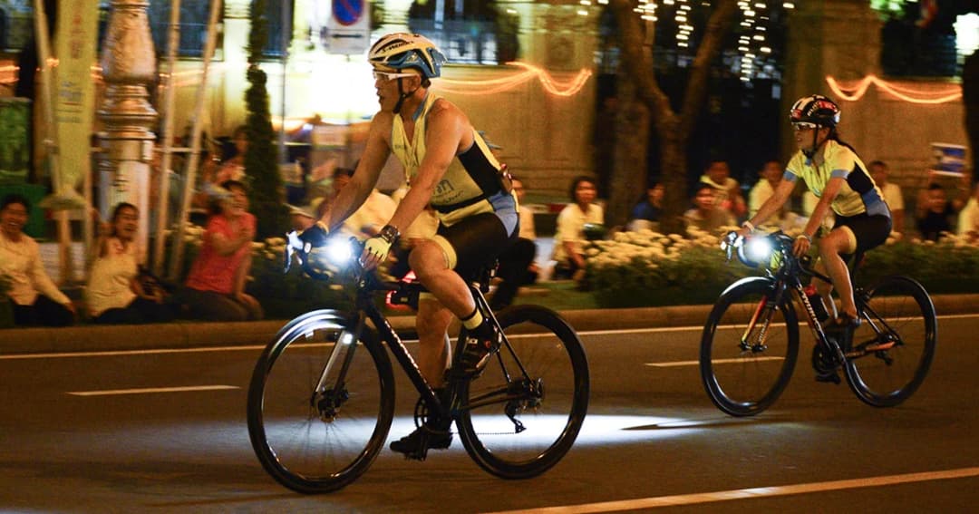 สมเด็จพระเจ้าอยู่หัว ทรงจักรยานนำประชาชนในกิจกรรม Bike อุ่นไอรัก