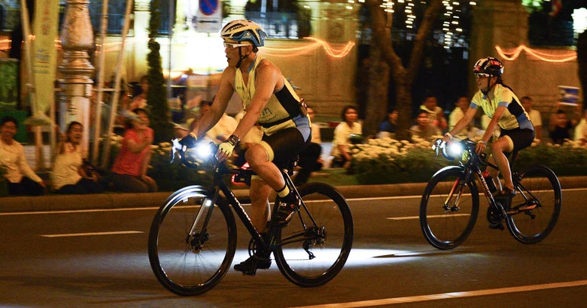 สมเด็จพระเจ้าอยู่หัว ทรงจักรยานนำประชาชนในกิจกรรม Bike อุ่นไอรัก