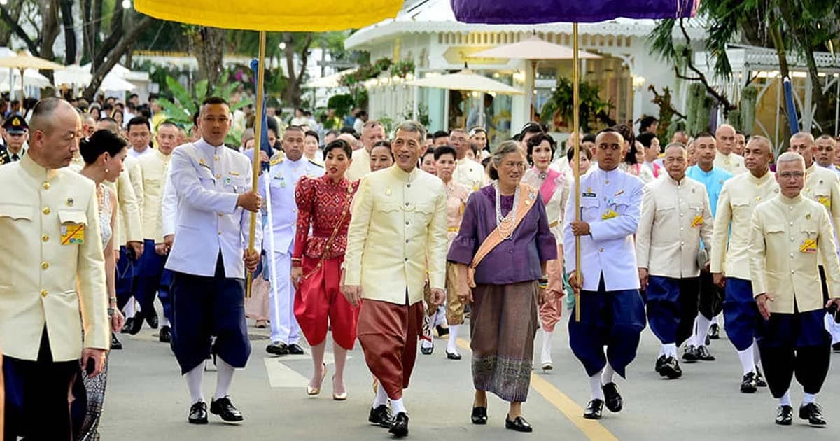 สมเด็จพระเจ้าอยู่หัว ฉลองพระองค์ราชปะแตน ทรงเปิดงาน อุ่นไอรักฯ