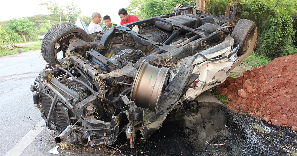 หนุ่มซิ่งกระบะ ยางระเบิด พุ่งชนเสาไฟหงายท้องพังยับ รอดตายปาฏิหาริย์