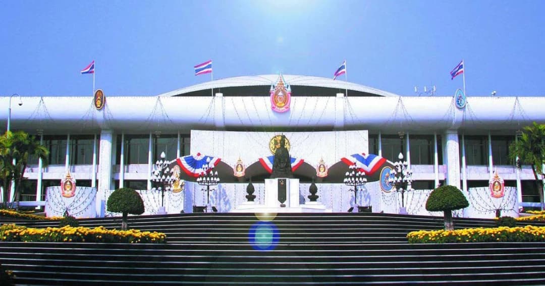 หน่วยงาน-พรรคการเมือง วางพานพุ่มสักการะ รัชกาลที่ 7 รำลึกวันรัฐธรรมนูญ