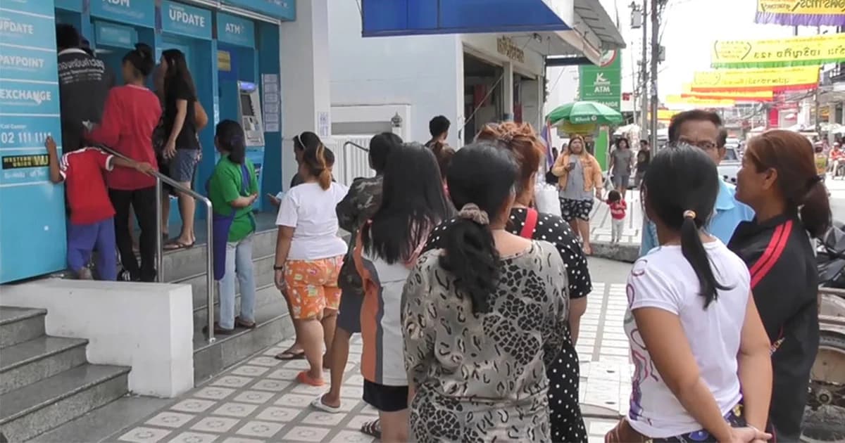 ชาวบ้านกดเงินบัตรสวัสดิการฯ ! วันที่ 3 บรรยากาศยังคึกคัก