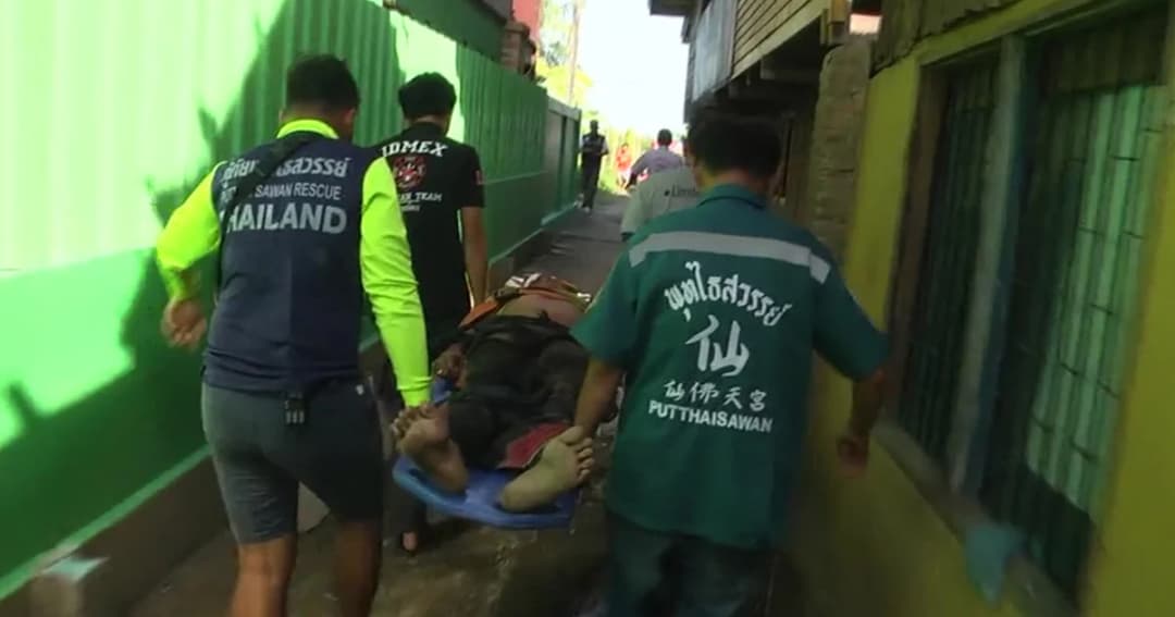 หนุ่มเมายาบ้าคลั่ง คว้ามีดกระหน่ำแทงเพื่อนบ้านสาหัส