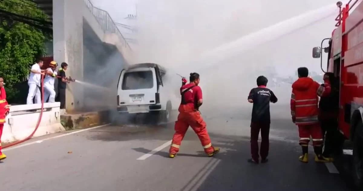 ไฟไหม้รถตู้บนถนนพระราม 2 พบคนขับหนีเอาตัวรอด