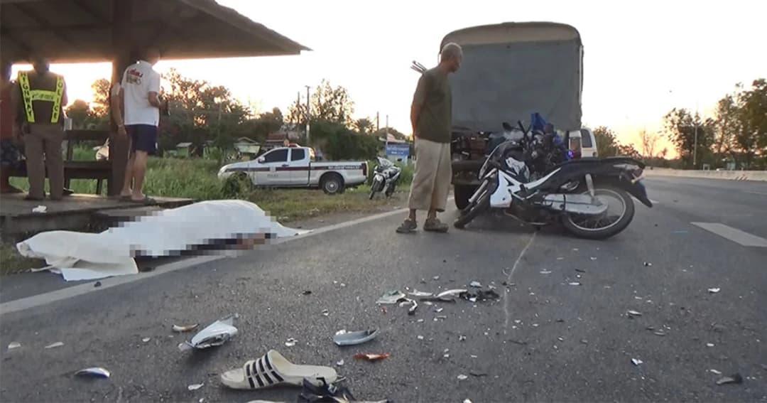 หนุ่มใหญ่ขี่ จยย. อัดเหล็กโผล่ท้ายกระบะ ดับคาที่