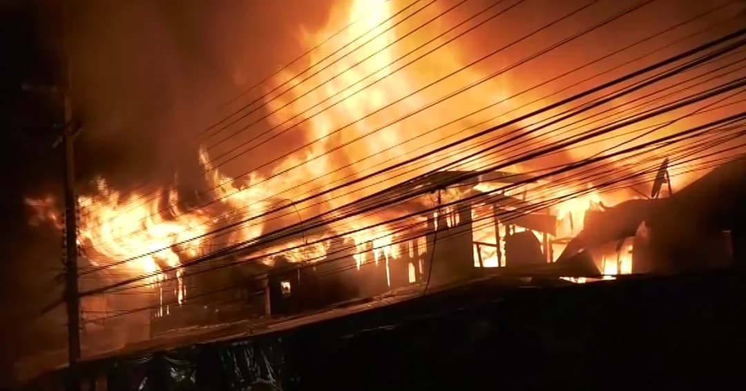 ไฟไหม้ตลาดสด เมืองศรีสะเกษ วอด 15 คูหา พ่อค้าแม่ค้าขนของหนีตายวุ่น