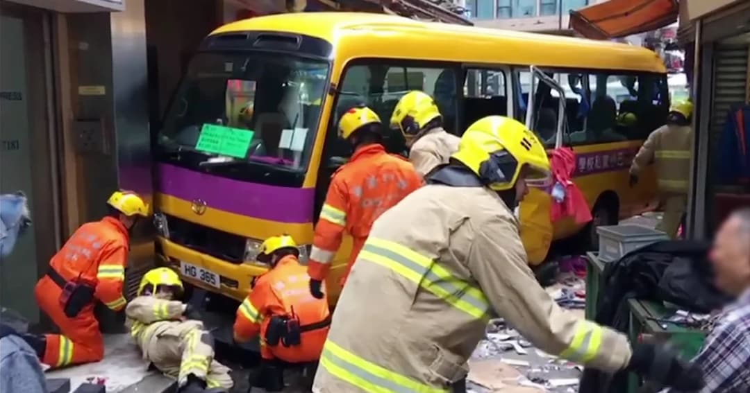 รถบัสนักเรียน ไหลชนคนบนทางเท้าในฮ่องกง ดับ 4 บาดเจ็บ 10
