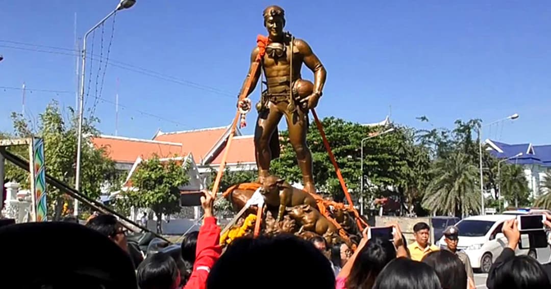 ชาวอ่างทองร่วมถ่ายภาพ รูปปั้นจ่าเเซม เป็นที่ระลึก ก่อนส่งไปยังเชียงราย