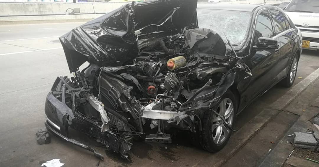 คนขับเบนซ์วัย 70 ปีรับวูบ ชนท้ายกระบะทำคนตกทางด่วนดับ