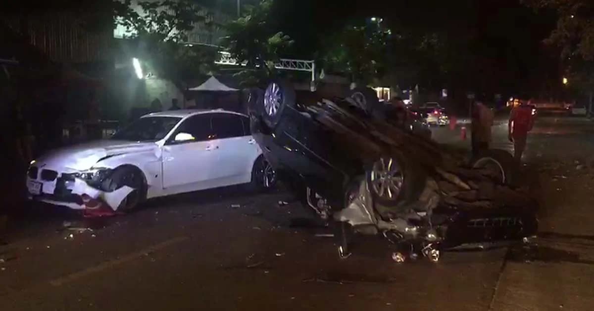 อุทาหรณ์! คัมรี่ก้มหยิบมือถือชนท้ายกระบะ โดน BMW อัดซ้ำ พังเละ 3 คัน