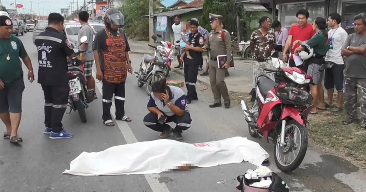 หนุ่มพาพ่อซ้อน จยย. วูบหลับ ชนท้ายกระบะ พ่อดับ ตัวเองเจ็บ