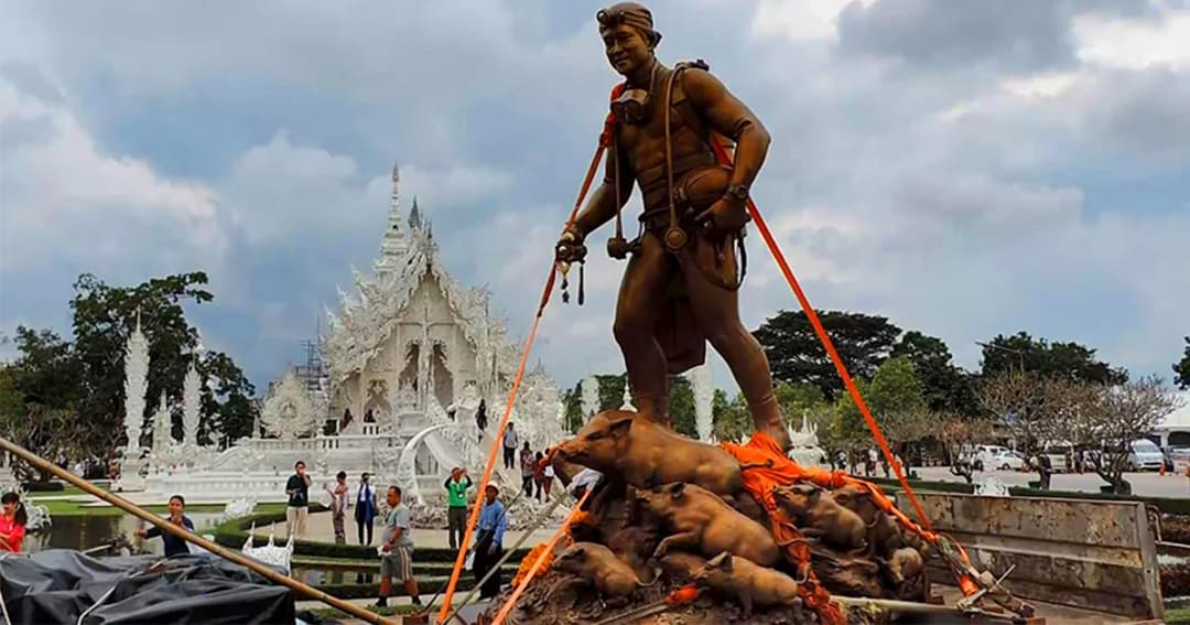 “รูปปั้นจ่าแซม” ถึงวัดร่องขุ่นแล้ว นทท.แห่ถ่ายภาพเป็นที่ระลึก