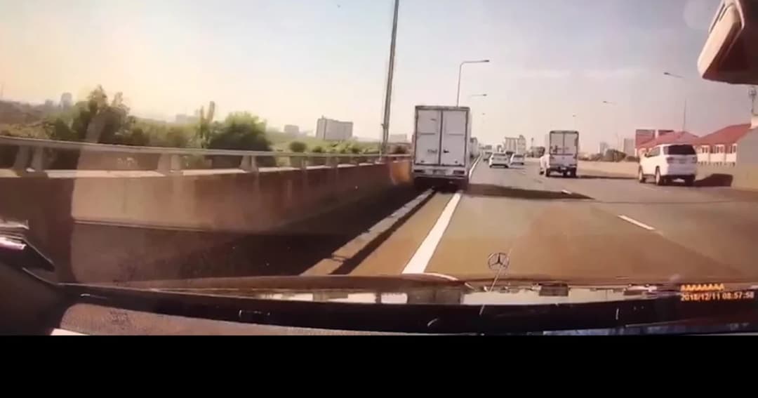 เปิดกล้องรถเบนซ์ค่อยๆ เอียงซ้ายก่อนชนท้าย ตำรวจยังรอข้อมูลเพิ่ม