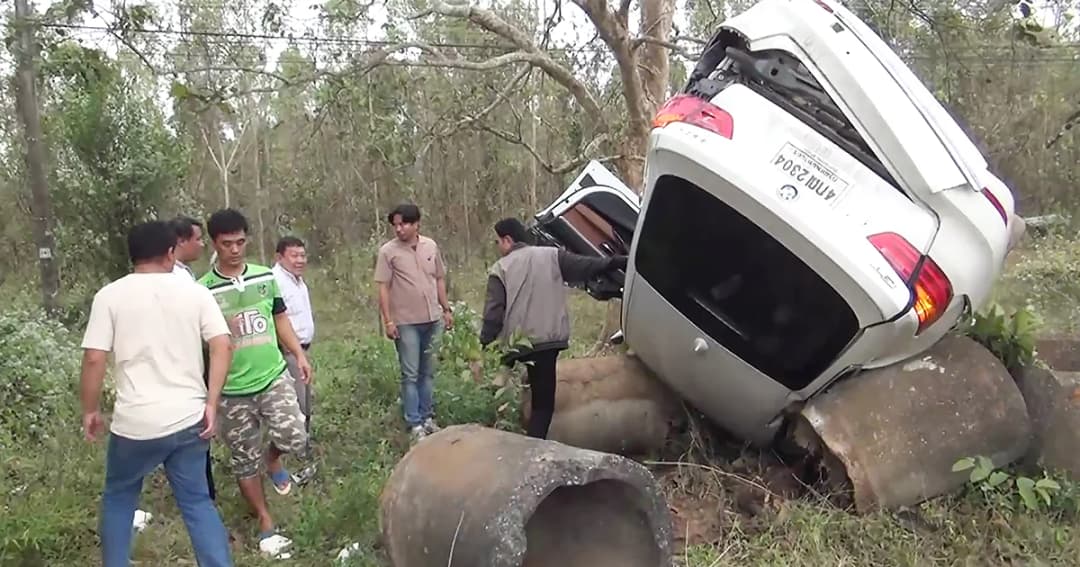 ชายวัย 70 วูบหลับใน เก๋งพุ่งชนต้นไม้-ท่อปูน พลิกคว่ำ โชคดีรอดตายหวุดหวิด
