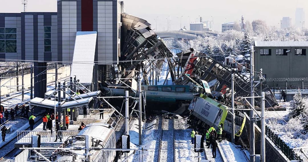 ตาย 9 เจ็บกว่า 50 คน! รถไฟไฮสปีด พุ่งชนหัวรถจักรในตุรกีก่อนเสยสะพานลอย